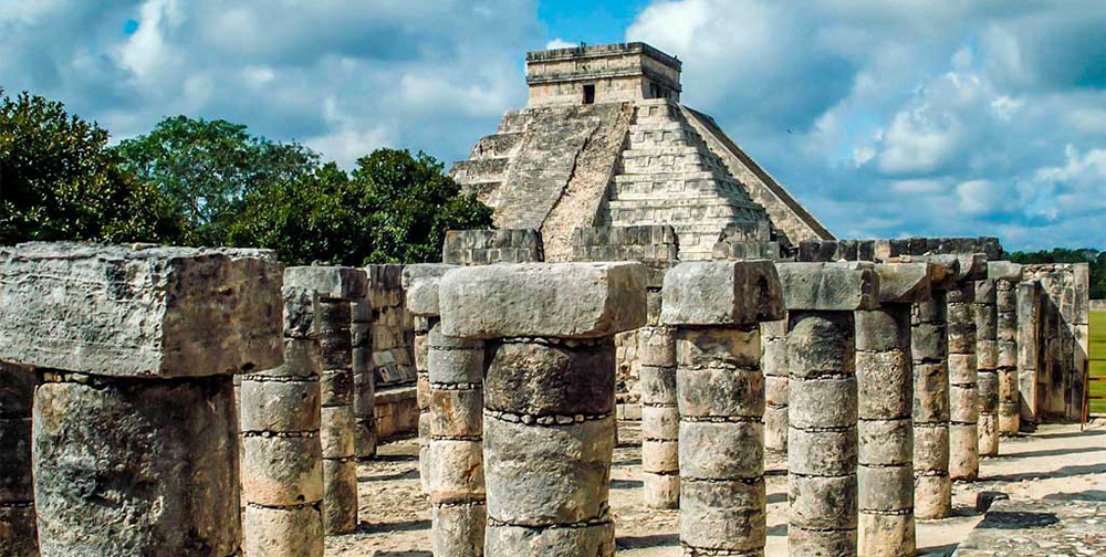 Views of Chichen-Itzá famous pyramid seen from the "thousand columns temple" in reference of fallen Mayan Warriors