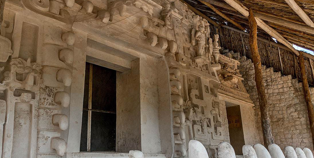 Esculturas Mayas esculpidas en piedra en la píramide principal de Ek Balam